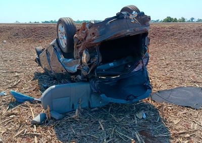 Passageira de 36 anos estava em um Corolla que saiu da pista e capotou em uma &aacute;rea de cultivo ap&oacute;s ser atingido durante uma ultrapassagem