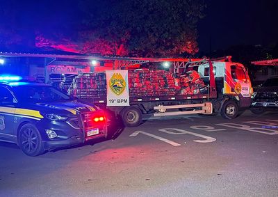 Policiais encontraram a droga ap&oacute;s uma den&uacute;ncia sobre movimenta&ccedil;&atilde;o suspeita de ve&iacute;culos e fardos durante a madrugada