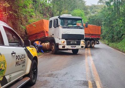 Ve&iacute;culo perdeu for&ccedil;a durante subida, voltou de r&eacute; e precisou ser retirado com aux&iacute;lio de m&aacute;quina da Prefeitura de Diamante do Oeste