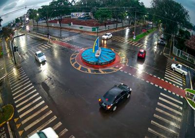 Frente fria e sistema de baixa press&atilde;o aumentam a instabilidade e deixam o dia com possibilidade de chuva forte e ventos de at&eacute; 50 km/h