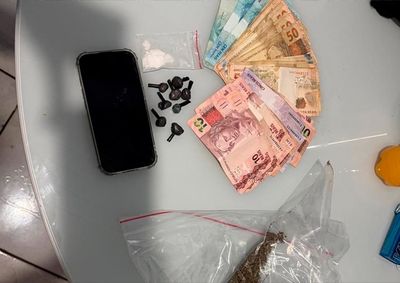Foram apreendidas drogas do tipo maconha, coca&iacute;na, dinheiro em esp&eacute;cie e uma espingarda calibre 22 com muni&ccedil;&otilde;es