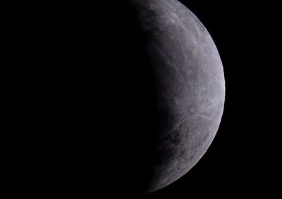 Fen&ocirc;meno come&ccedil;a &agrave;s 23h34 e ter&aacute; seu maior obscurecimento na madrugada de sexta (28); observa&ccedil;&atilde;o poder&aacute; ser feita a olho nu
