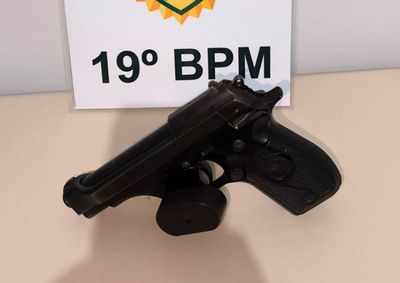 Arma calibre .380 estava escondida na lateral do banco do motorista; condutor foi detido e encaminhado &agrave; 20&ordf; Subdivis&atilde;o Policial