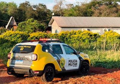 Suspeito armado teria invadido duas resid&ecirc;ncias, feito fam&iacute;lias ref&eacute;ns e atirado contra policiais; ap&oacute;s ser atingido, fugiu para uma &aacute;rea de mata
