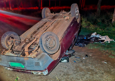 Motorista perdeu o controle da dire&ccedil;&atilde;o de um Fiat Uno, que capotou v&aacute;rias vezes na PR-488; equipes de resgate constataram o &oacute;bito no local