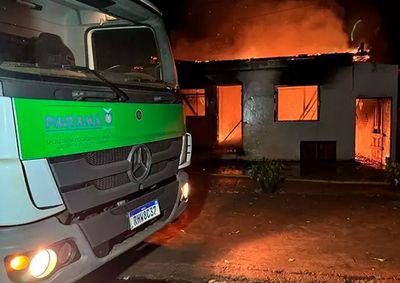 Fogo consumiu praticamente todo o im&oacute;vel; equipes trabalharam para impedir que as chamas atingissem a casa vizinha