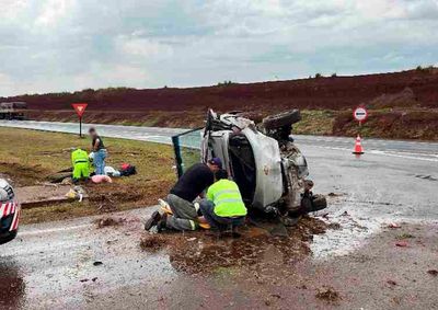 Marido de uma das v&iacute;timas e filho de 6 anos ficaram feridos; carro bateu contra estrutura de concreto ap&oacute;s rodar na pista