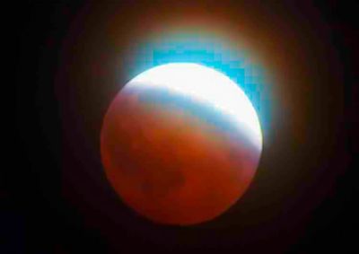Fen&ocirc;meno atingiu o pico &agrave;s 1h13, com 96,2% do disco lunar encoberto pela Terra