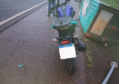 O objeto teria se desprendido da carroceria do caminh&atilde;o e ca&iacute;do sobre a pista
