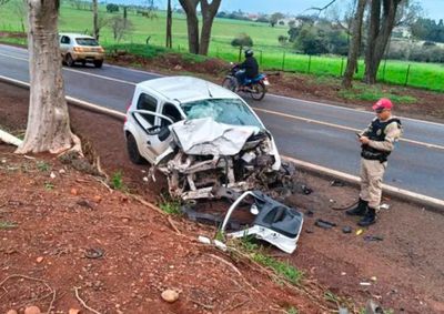 O condutor do Fiat Uno, de 27 anos, sofreu ferimentos moderados e foi encaminhado pelo SIATE &agrave; UPA