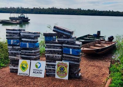 A&ccedil;&atilde;o conjunta da Pol&iacute;cia Federal, PM e Marinha localizou barcos escondidos &agrave;s margens do Lago de Itaipu; suspeitos fugiram