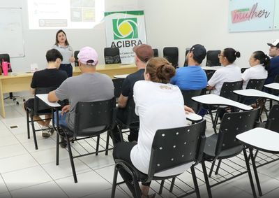 Treinamentos promovidos pelo SIM/POA levaram orienta&ccedil;&atilde;o t&eacute;cnica sobre boas pr&aacute;ticas de fabrica&ccedil;&atilde;o, higiene e seguran&ccedil;a dos alimentos