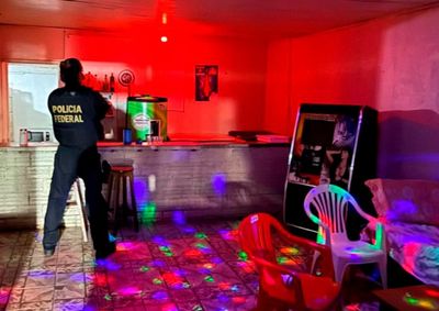 Cinco mandados foram cumpridos em tr&ecirc;s cidades do Oeste; a&ccedil;&atilde;o tamb&eacute;m resultou na pris&atilde;o de um homem por posse ilegal de arma de fogo