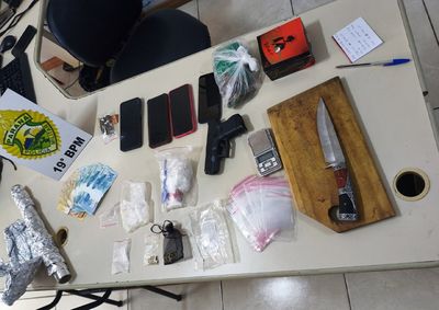 A&ccedil;&atilde;o resultou na apreens&atilde;o de maconha, coca&iacute;na, dinheiro, celulares e uma r&eacute;plica de arma durante abordagem realizada no momento de uma venda