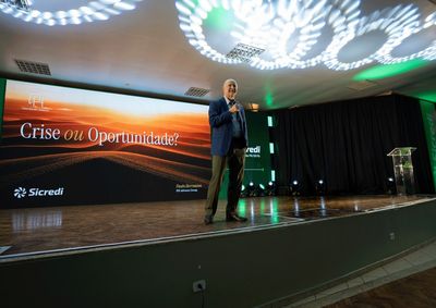 Ex-CEO da John Deere Brasil destacou que momentos de crise exigem adapta&ccedil;&atilde;o, inova&ccedil;&atilde;o e vis&atilde;o de longo prazo para transformar desafios em crescimento