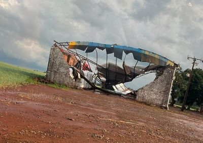 Temporal desta segunda-feira (31) deixou comunidades sem energia, bloqueou estrada, atingiu estruturas rurais e foi acompanhado por chuva intensa e granizo