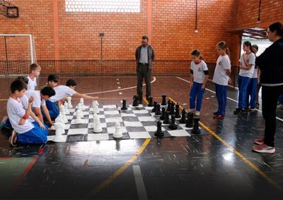 Iniciativa integra teoria e pr&aacute;tica para estimular estrat&eacute;gia, concentra&ccedil;&atilde;o, coopera&ccedil;&atilde;o e resolu&ccedil;&atilde;o de problemas entre estudantes do 5&ordm; ano