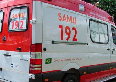 Adolescente de 17 anos teria colocado comprimidos na bebida sem informar os colegas; dois alunos precisaram de atendimento m&eacute;dico
