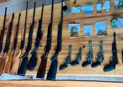 Pol&iacute;cia encontrou nove espingardas e quatro rev&oacute;lveres, al&eacute;m de 945 muni&ccedil;&otilde;es de diferentes calibres durante as buscas