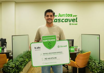 Rafael Arcendino Borges recebeu o pr&ecirc;mio mais de R$ 48 mil em sorteio realizado pelo Seguro de Vida Sicredi-Icatu