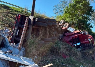 Motorista conseguiu sair da cabine e teve apenas ferimentos leves; acidente ocorreu em trecho da BR-163 conhecido pelo registro de ocorr&ecirc;ncias
