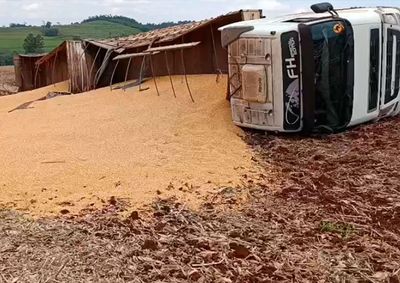 Motorista perdeu o controle durante uma curva, saiu da pista e foi levado &agrave; UPA com suspeita de fratura na clav&iacute;cula