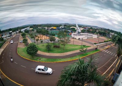 Previs&atilde;o indica 98% de chance de chuva, temperaturas entre 15&deg;C e 22&deg;C e rajadas de vento de at&eacute; 47 km/h