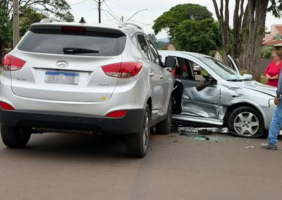 Acidente ocorreu no cruzamento entre a Avenida Paran&aacute; e a Rua Santa Catarina, um dos cruzamentos da cidade com alto &iacute;ndice de sinistros
