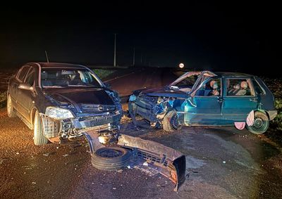 Os dois ve&iacute;culos ficaram sobre a pista ap&oacute;s a colis&atilde;o. As v&iacute;timas foram socorridas por equipes que atenderam a ocorr&ecirc;ncia