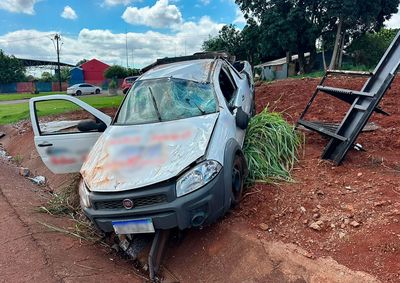 Carro rodou na rodovia, atravessou a pista contr&aacute;ria e a ciclovia antes de parar em um terreno &agrave;s margens da estrada; dois ocupantes escaparam sem feriment