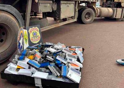 Durante a vistoria, agentes identificaram uma chapa met&aacute;lica no assoalho e localizaram caixas com celulares escondidas em um compartimento oculto