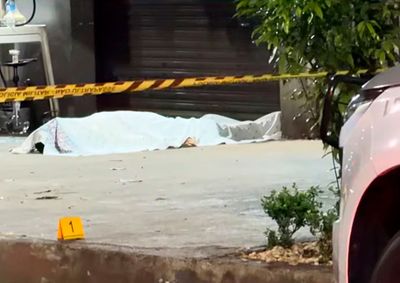 V&iacute;tima foi baleada enquanto trabalhava; policial de folga tentou intervir e tamb&eacute;m foi atingido na perna. Autor ficou gravemente ferido