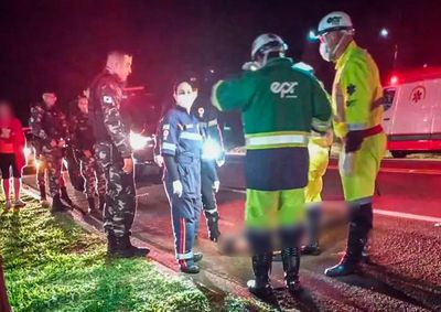Trag&eacute;dia ocorreu na noite de ter&ccedil;a (22), homem foi atingido enquanto trafegava pela rodovia e morreu no local; identidade ainda ser&aacute; confirmada pelo IML
