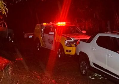 V&iacute;tima foi atingida na cabe&ccedil;a ap&oacute;s disparo atravessar o vidro de uma porta; homem encapuzado teria efetuado o tiro do lado de fora do im&oacute;vel