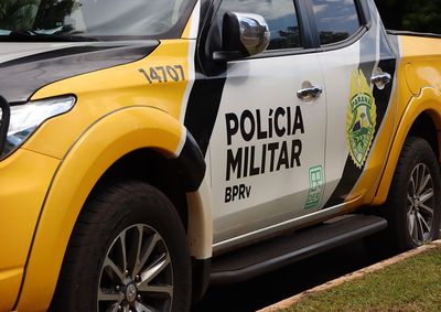 Criminosos arrombaram a porta da casa, disseram ser policiais e levaram dinheiro e joias durante a madrugada