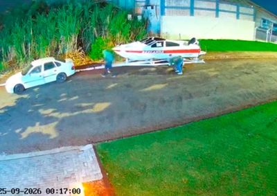 Propriet&aacute;ria deixou a lancha na via p&uacute;blica por n&atilde;o ter espa&ccedil;o na garagem; ve&iacute;culo branco foi flagrado pelas c&acirc;meras durante o furto