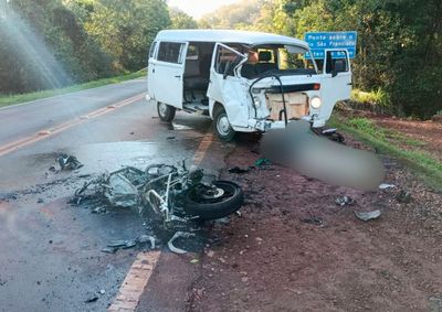 Jovem seguia para o trabalho quando ocorreu a batida; motocicleta pegou fogo ap&oacute;s o impacto e ela morreu no local