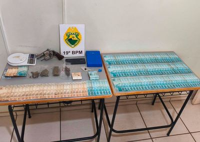 Abordagem a um ve&iacute;culo desencadeou buscas em resid&ecirc;ncias e resultou na localiza&ccedil;&atilde;o de coca&iacute;na, maconha, arma e uma balan&ccedil;a de precis&atilde;o