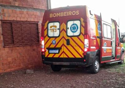 V&iacute;tima trabalhava na cobertura de um pr&eacute;dio quando perdeu o equil&iacute;brio ap&oacute;s uma telha ceder e caiu sobre o piso de concreto