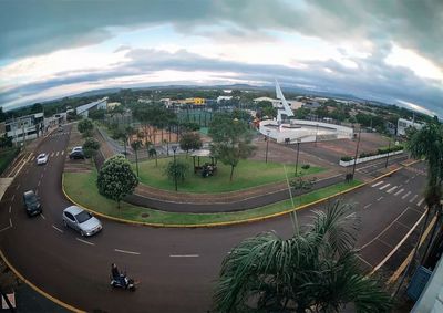 Temperaturas variam entre 18&deg;C e 24&deg;C nesta ter&ccedil;a-feira (1&ordm;), com ventos de at&eacute; 32 km/h e umidade elevada