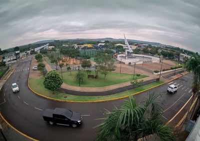 Nebulosidade favorece chuva fraca e pontual, enquanto massa de ar frio mant&eacute;m as temperaturas mais baixas pela manh&atilde;.