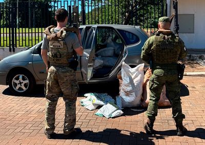 Ve&iacute;culo transportava 72 pacotes de Arrakis e 228 de Rubi 750 WG; preju&iacute;zo estimado ao crime &eacute; de R$ 161,8 mil