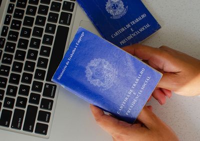 &Eacute; necess&aacute;rio que os interessados compare&ccedil;am presencialmente na ag&ecirc;ncia tendo em m&atilde;os os documentos pessoais da Carteira de Trabalho, RG e CPF