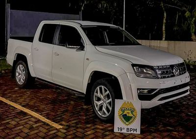 Caminhonete tamb&eacute;m teria deixado um posto de combust&iacute;veis sem pagar pelo abastecimento; um homem foi preso e um adolescente encaminhado &agrave; delegacia