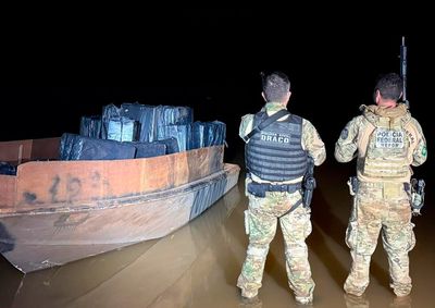 Opera&ccedil;&atilde;o mobilizou equipes das tr&ecirc;s for&ccedil;as policiais e terminou com o encaminhamento do barco e dos cigarros &agrave; Receita Federa