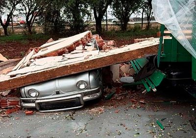 Entre os ve&iacute;culos atingidos est&atilde;o modelos das d&eacute;cadas de 1930, 1940, 1960 e 1970, al&eacute;m de um carro de corrida