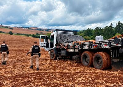 Motorista trafegou pela contram&atilde;o, abandonou o ve&iacute;culo em uma planta&ccedil;&atilde;o e fugiu para uma mata; preju&iacute;zo ao crime organizado &eacute; estimado em R$ 2,2 milh&otilde;es
