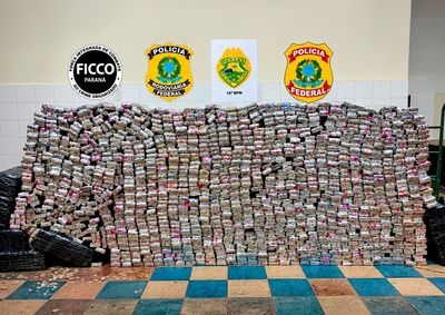 A&ccedil;&atilde;o integrada da FICCO/PR envolveu equipes federais e estaduais; caminh&atilde;o, droga e motorista foram encaminhados &agrave; Pol&iacute;cia Federal