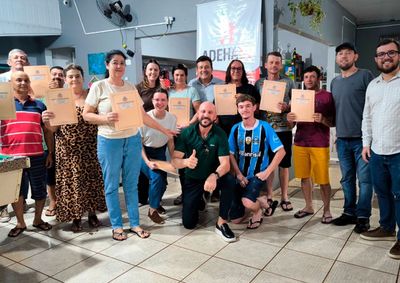 Documentos foram entregues a 13 fam&iacute;lias ap&oacute;s processo de Regulariza&ccedil;&atilde;o Fundi&aacute;ria Urbana da &aacute;rea