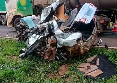 Os dois homens estavam em um Toyota Corolla que colidiu frontalmente com uma carreta frigor&iacute;fica carregada com carne